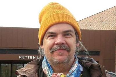 Uwe Max Jensen er debattør og performance-kunstner. Han har i en kort periode gået på Det Jyske Kunstakademi og har taget en journalist-uddannelse på Danmarks Journalisthøjskole, begge dele i Aarhus.