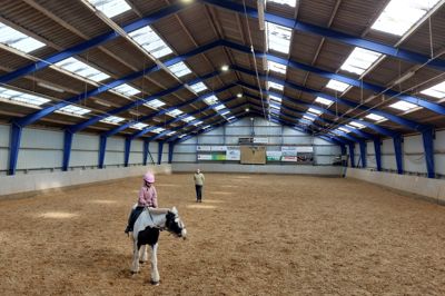 Hodsager Rideklub har fået 25.000 kroner fra Norlys Vækstpulje Midt. Pengene skal blandt andet gå til nye lamper i ridehallen. På hesten ser Anna Bilde Frøkjær fra Aulum. Instruktøren er Tove Nørskov Johansen.