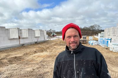 Michael Elmholt begyndte 1. marts at opføre de 10 nye rækkehuse, og arbejdet skrider godt fremad.