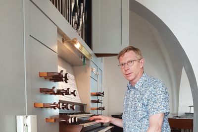 Erik Kure er 72 år, og begynder 1. april som organist ved Videbæk Kirke.
