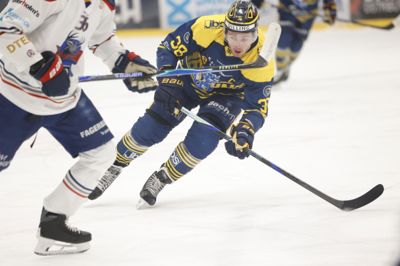 Kaptajn Morten Poulsen var tilbage i første semifinale mod Rungsted tirsdag aften. Det tog blot to minutter, så havde Poulsen bragt sit hold foran 1-0 i et powerplay. Han blev skadet i den første kvartfinale mod Rødovre.