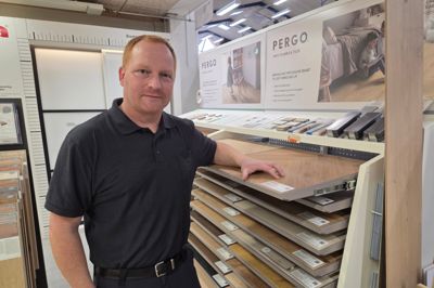 Kenneth Ove Kristensen er butikschef i 10-4 Byggecenter i Videbæk. Han kan fortælle, at særligt gulve hitter blandt kunderne lige nu.