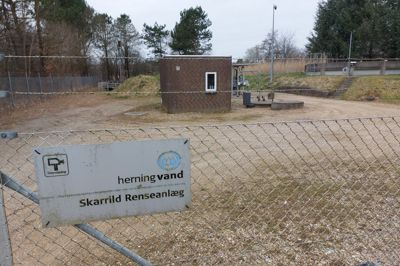 Skarrild Renseanlæg blev bygget i 1979. Det renser spildevand fra Skarrild by. Det rensede spildevand udledes i Skjern Å. Renseanlægget er et af de fem renseanlæg i den sydlige del af Herning Kommune, der måske skal udskiftes med et helt nyt renseanlæg.