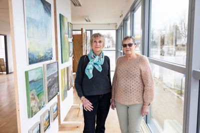 Kirsten Fischer (t.v.) og Karin Valsgaard Petersen har fået lov til at bruge et tidligere butikslokale i Nørre Snede til deres kunst. Det liver op i Nørre Snede.