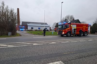 Cirka 25 brandfolk fra fire stationer deltog i brandslukningen i Thorning.