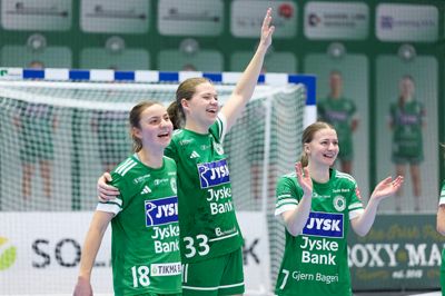 Natasja Andreasen, Alberte Simonsen og Maja Laursen havde endelig grund til at juble efter sejren over København, men trods de to point kan Silkeborg-Voel ikke længere nå slutspillet