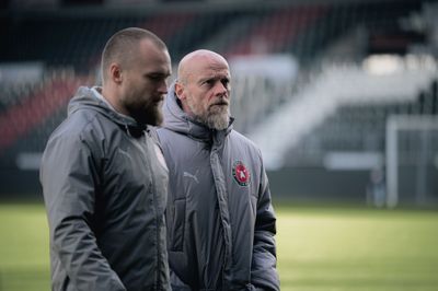 FC Midtjyllands cheftræner, Claus Struck (t.h.), kunne ærgre sig efter forårets første nederlag i kvalifikationsspillet.