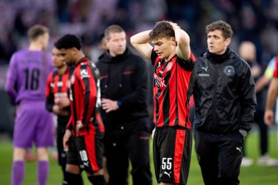 Victor Bak tager sig til hovedet efter 2-2-opgøret mod Sønderjyske, og det samme gør de fleste FCM-fans efter at have set holdet sætte en 2-0-føring over styr.