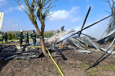 Et halmhus på Aalborgvej brændte ned til grunden søndag eftermiddag.