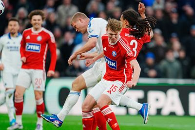 Andreas Cornelius i duel med SIF'erne.