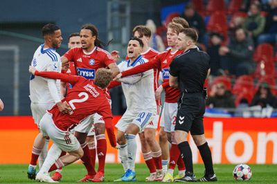 Der var optræk til dramatik, selvom kampen var afgjort. Her falder SIF's Andreas Poulsen, mens blandt andre Robin Østrøm, FCK's Mathias »Zanka« Jørgensen og Mohamed Elyounoussi er i håndgemæng.