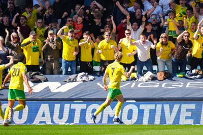 Pelle Mattsson jubler ned mod de medrejsende Norwich-fans, der havde taget turen til London.