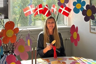 Lind Skoles nye skoleleder, Pia Weedfald Hansen, blev modtaget med flagallé og søde velkomsthilsener fra alle skolens elever.