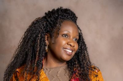 Carolyne Kaddu Rasmussen - mor til Melvin Kakooza - besøger Kibæk-området sidst i april.