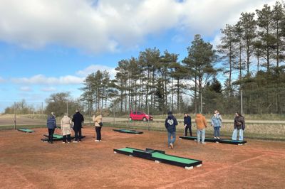 En 12-hullers minigolfbane blev Skærtorsdag taget i brug her på et gammelt tennisanlæg.