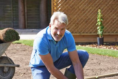 Anlæg af ny græsplæne er blandt de arbejdsopgaver i haven, der udløser Servicefradrag.