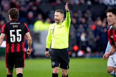 Dommer Jens Grabski Maae fik dårlig hjælp fra VAR-vognen, da han blev bekræftet i, at der var offside ved Sefer Eminis scoring til 2-2. Det var der nemlig ikke, meddeler DBU, og beklager den menneskelige fejl.