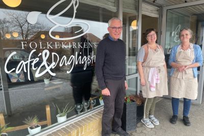 Bestyrelsesformand Kai Bohsen, nyansatte Conny Høgh Vestergaard og den daglige leder Henriette Lauth Thomsen glæder sig dagligt til at byde indenfor i Folkekirkens Dagligstue på Møllegade i Ikast.