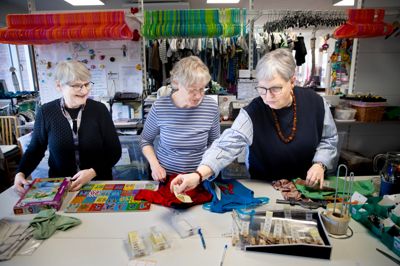 Inge-Lise Poulsen, Søs Linneberg og Lisbeth Andersen vurderer de afleverede ting, inden de bliver sat til salg i Børnehjørnet.