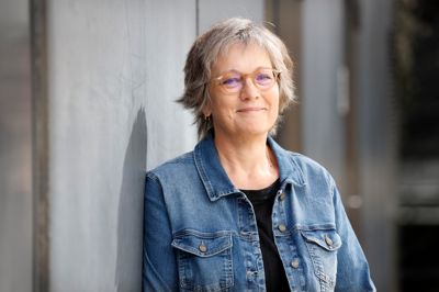 Journalist og navneredaktør Lene Sejerkilde runder 22. april 60 år og reflekterer over liv, arbejde og de historier, der binder os sammen
