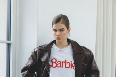 Kollektionen er ikke gennemgående lyserød, som man måske kunne forestille sig for et samarbejde med Barbie. Faktisk er der kun et design, hvor der eksplicit står »Barbie« på. Den ses på billedet her.