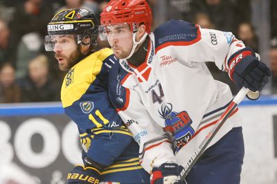 Patrick Bjorkstrand (t.v.), der her gnubber skulder med Rungsteds Jeppe Urup, lader sig ikke ryste af, at Blue Fox tirsdag tabte på udebane i den fjerde semifinale. Udisciplineret spil og en stærk Rungsted-målmand gjorde det svært for midtjyderne.