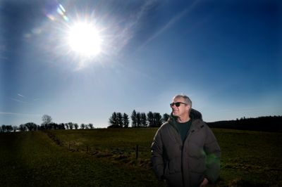 Arkæolog og museumsinspektør Martin Winther Olesen fra Museum Midtjylland på sin yndlingsbakke, der rummer jernalderudgravningen i Hedegård syd for Ejstrupholm: en af de største arkælogiske overraskelser i de senere år.