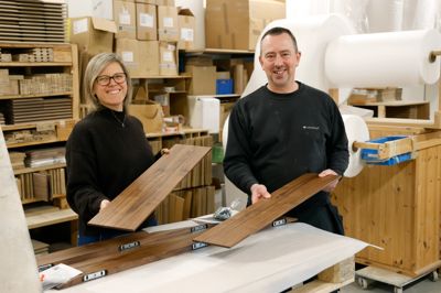 Karina og Peter Kragelund overtog i 2011 ejerskabet af FK Møbeldesign i Sørvad. Firmaet blev stiftet af Peter Kragelunds forældre, Kamma og Fin Kragelund tilbage i 1986.