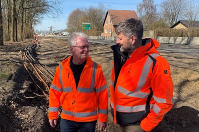 Tommy Jonassen (t.v.), der er projektleder hos Herning Kommune, og Erik Lykke, projektleder hos entreprenøren Gustav H. Christensen, fortæller, at vejearbejdet på Silkeborgvej har lagt godt fra land med at få gravet de vigtige ledninger under vejen fri.