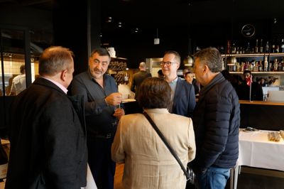 Restauratør Nevzat Dogan (i midten) fejrer i denne tid både sin 60-årsfødselsdag og 25-årsjubilæum for sin restaurant. Hvad hedder restauranten?