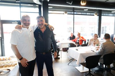 De har kendt hinanden i 15 år og rejser ofte ud i verden sammen for at spise god mad. Onsdag troppede Michelin-kokken Wassim Hallal op i Herning for at stå for maden, da Nevzat Dogan fejrede både 25 år med Brasseriet og sine egen 60-årsfødselsdag.