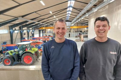 Storebror Bjarke Frandsen (t.v.) og lillebror Kåre Frandsen ejer og driver Kølkær Entreprenør A/S. Virksomheden er nu udvidet med et stort værksted, som brødrene håber også får kunder udefra ud over at vedligeholde firmaets egen maskinpark.