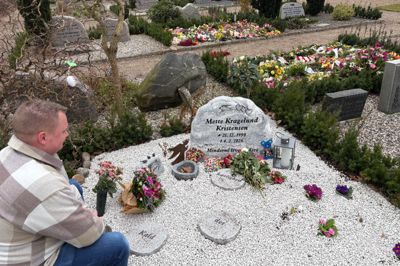 Bjarke Kragelund Kristensen på sin kones gravsted ved Faurholt Kirke. Læg mærke til trædestenene. Lars Lilholts kendte værk har altid bundet parret sammen.