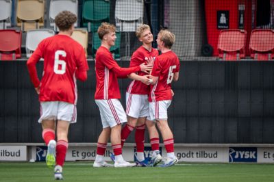 16-årige Kristian Bloch Bøgild (i midten) blev både noteret for en assist og en scoring i hjemmekampen mod FC Midtjylland, hvor SIF styrkede sit kandidatur til bronzemedaljerne i U19-ligaen.