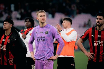 Elias Olafsson (i.m.) var dybt frustreret, efter at FC Midtjylland i lørdags smed en 2-0-føring og spillede uafgjort mod Sønderjyske. Ulvene har ikke vundet i Superligaen siden 22. februar. Det er blevet til fire Superligakampe uden sejr.