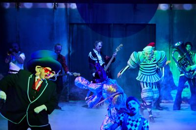 »Another brick in the wall« har tidligere blandt andet spillet på Østre Gasværk Teater og rykker nu til den store scene i Jyske Bank Boxen. Efter det går turen til Royal Arena i København.