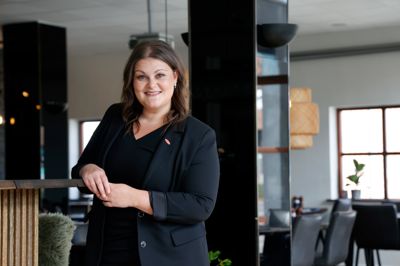 Annemette Christensen rykker nu helt frem og overtager taktstokken som hotelchef på Hotel Medi.