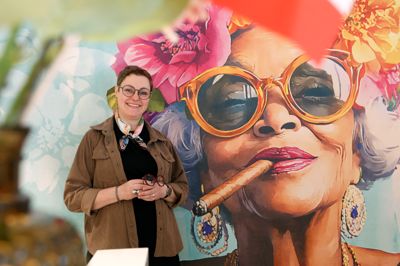 Ghita Beltoft fra Brande Brillecenter glæder sig til at kunne byde kunderne velkommen i nye, flotte omgivelser på Storegade 28 i Brande.