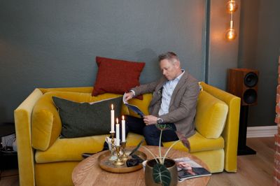 Henrik Overgaard sætter pris på hjemlig hygge og levende lys. Det ses tydeligt i lejligheden i Brande.