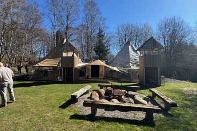Det seneste år har outdoor-parken Fort Østerlund eksperimenteret med at skabe møde og fest-faciliteter i tipi. Nu vil forpagter gøre det permanent.