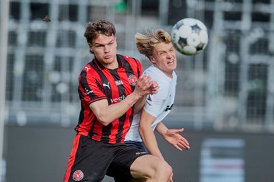 Victor Bak sætter en stram skuldertackling mod Juho Lähteenmäki fra FC Nordsjælland, og FCM-backen er også klar til at tackle udfordringerne forude. Nordvestjyden tror stadig på guldchancen.