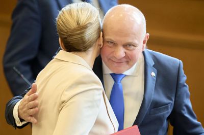 Daværende statsminister Mette Frederiksen (S) og daværende formand for folketinget Søren Gade (V) gav hinanden et kram i Folketingssalen 26. februar 2026, hvor førstnævnte også udskrev folketingsvalg.