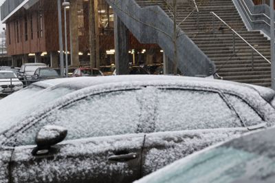 Natten til fredag har en stor front med snevejr og slud passeret som en stribe gennem Jylland og Fyn. Blandt andet Viborg blev ramt.