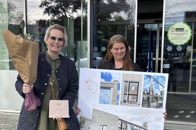Mette Rosenkilde (t.v.) og Jette Thaisen - begge fra Holtbjerg - står bag en tøjbyttedag på årets Klimahandledag. Billedet er fra sidste år, hvor orangeriet, som i øvrigt er bygget i genbrugsmaterialer, på Holtbjerg blev hædret som vinder af Herning Kommunes Bygningspræmieringspris 2025.