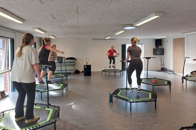 Liga Japina i rød trøje er instruktør i jumping fitnessn under Aktiv Timring. Gymnastik og fitness under Aktiv Timring har næsten tredoblet medlemstallet det sidste år.