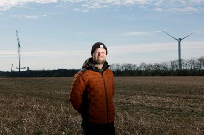 Formanden for klima- natur- og bæredygtighedsvalget, Kasper Pauli (S), er glad for, at de 11 nye og 150 meter høje vindmøller i Ulkær-mose projektet snart er i mål. Den vestlige mølle er allerede synlig, mens kranen til venstre i billede er igang med rejse det næste 67 meter høje mølletårn