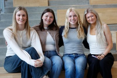Lucca Linnemann (t.v) er vært for Jillian Bradbourne, og Victoria Hansen (t.h) er vært for Sarah Gent.