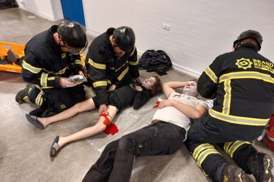 Mikkel og hans far Morten Bjerregaard var figuranter, da brandstationen i Aulum holdt øvelse i at redde ofre for et større skyderi. Otte deltidsansatte brandfolk skulle holde hovedet koldt mellem lige så mange sårede i Aulum Fritidscenter.