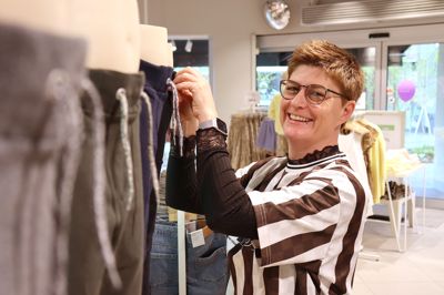 - Vi præsenterer nye kollektioner hver måned, og så får vi ros for vores pasformer. Jeg tror, at det sammen med kvalitet og fornuftige priser har været med til at sikre, at kæden nu kan fejre 40 år fødselsdag, siger Jannie Faarvang, butikschef i Name It på Vestergade.