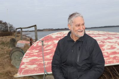 John Brinch Bertelsen nyder friluftslivet og naturen. Han er en passioneret rejefisker.